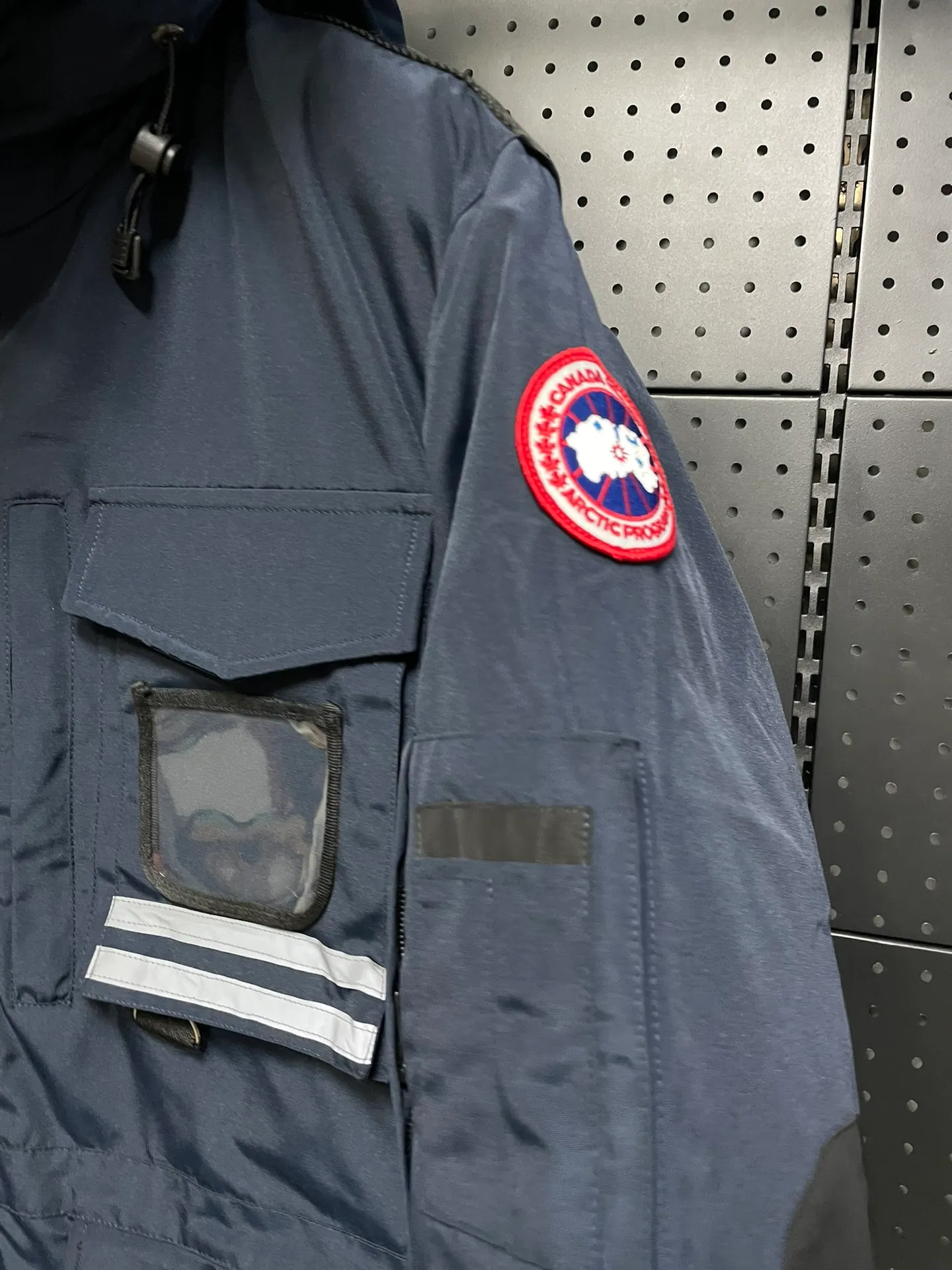 P1060 CANADA GOOES 🇨🇦ⒿⓅⓈ manufactures 10 models of snow curse men and women couples. Factory direct supply: supplying global purchasing agents, micro-business, entities, Tmall, high-end stalls and studio cooperation, free shipping! There are 10 types of Canada Goose Snow Mantra parkas for men and women, the Rolls-Royce of down jackets. ➖ Industry-leading anti-counterfeiting chip sensing. ➖ Imported Behringer embroidery machines and customized embroidery labels, the highest level and industry leading. ➖ Imported Korean 21-count polyester-cotton blended original fabric, TC85 waterproof coated fabric, water-repellent, windproof and wear-resistant. ➖ The new national standard 90 white duck down has an average down filling of 300 grams. The amount of down filling is industry-leading. ➖ 100% nylon lining with double double-layer sealing design to prevent velvet running, and seamless thread design on the cuffs! ➖ Yoshida YKK provides original factory-customized electroplated sliders. YKK two-way lockable zippers are tight and smooth and do not peel off paint. ➖ 3M composite Velcro is durable and the accessories and hardware are all custom-made. Note: Our copywriting is only simple and clear. Instead of bragging about the copywriting, it is better to compare and understand with samples. Only for the purest goose, the most dedicated, the most professional, the highest quality, the highest cost performance! SIZE:XS-XXL [with size chart]